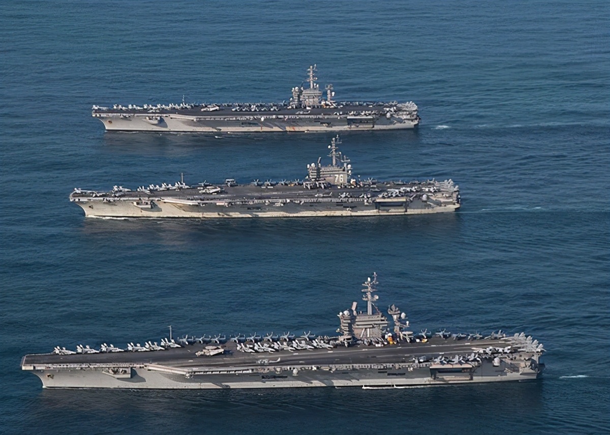 周邊海域傳來重要信號，美軍航母全部撤離，專家：正對中國憋大招
