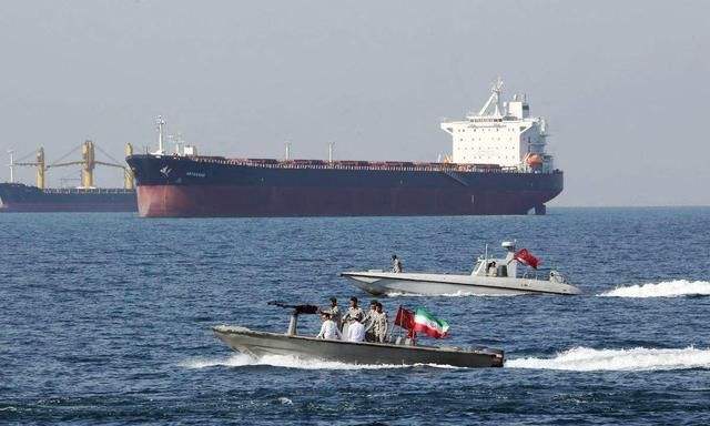 美伊爆发正面冲突，美军舰拦截伊朗5艘油轮，伊