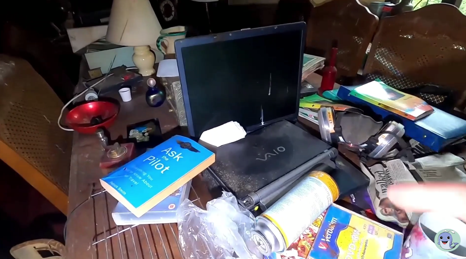 这是一栋被主人遗弃的房屋，价值180万的汽车都不要了
