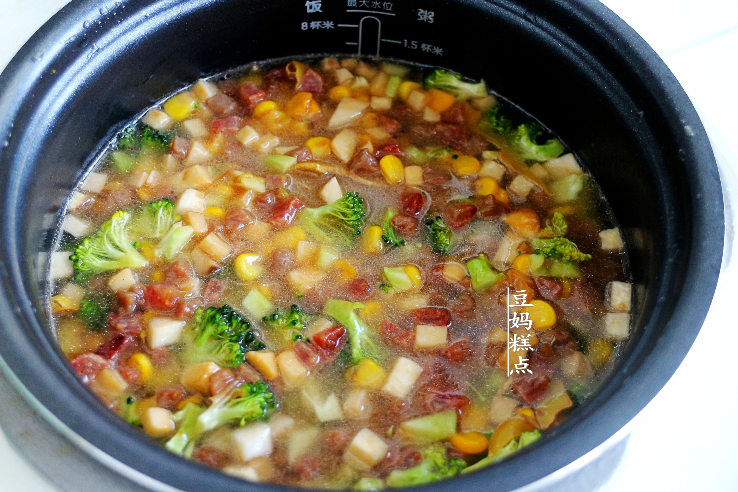 懶得做飯，就這樣燜一鍋好了，有菜有飯適合全家老小