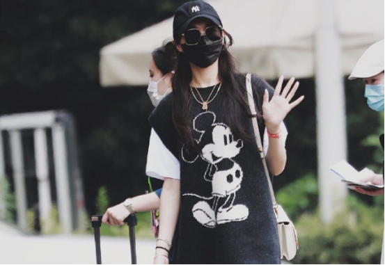 唐嫣低调撒糖，和罗晋同穿女儿喜欢的米老鼠衣服，一家三口超幸福