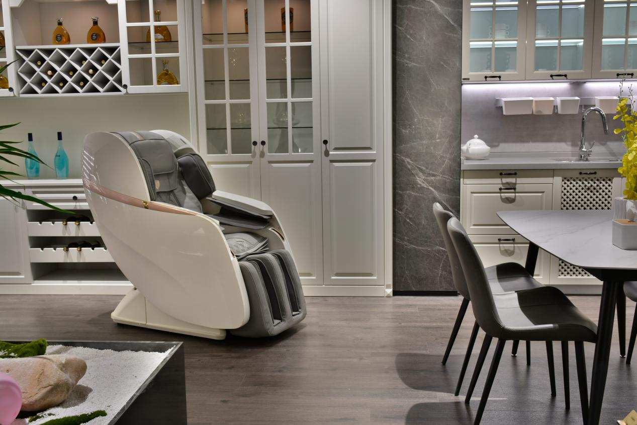 “躺平”换个姿势给你不一样的按摩体验 -joypal皇爵AI音律按摩椅