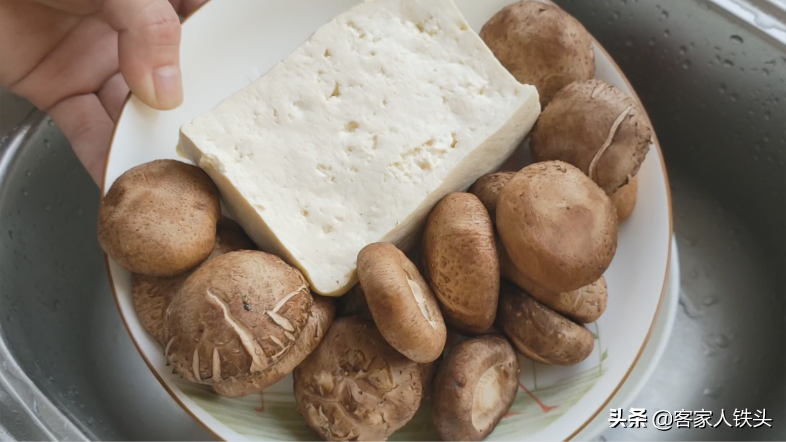 豆腐不要红烧了，加1把香菇这样做，好吃又下饭，大人小孩抢着吃