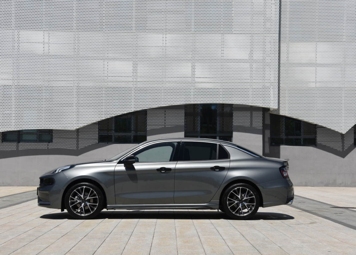 这车厉害，有颜值还有性能，2.0T动力强，5.9秒就破百