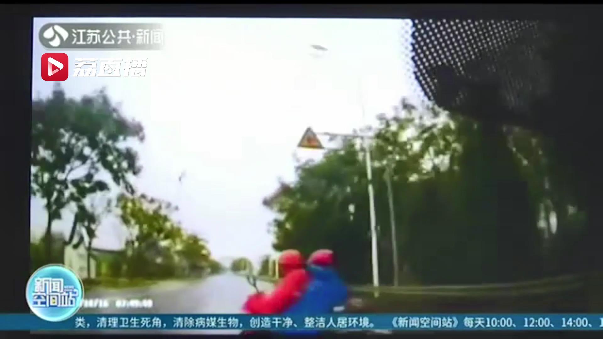 轿车雨天过路口未减速 电动车被撞飞30多米 安全头盔救了两命