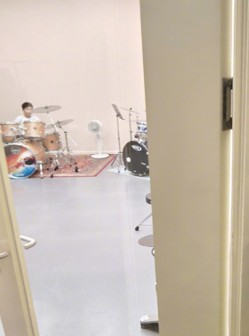 沙溢陪兒子上課，樓道里幹啃麵包還躲門外偷聽，卑微又真實