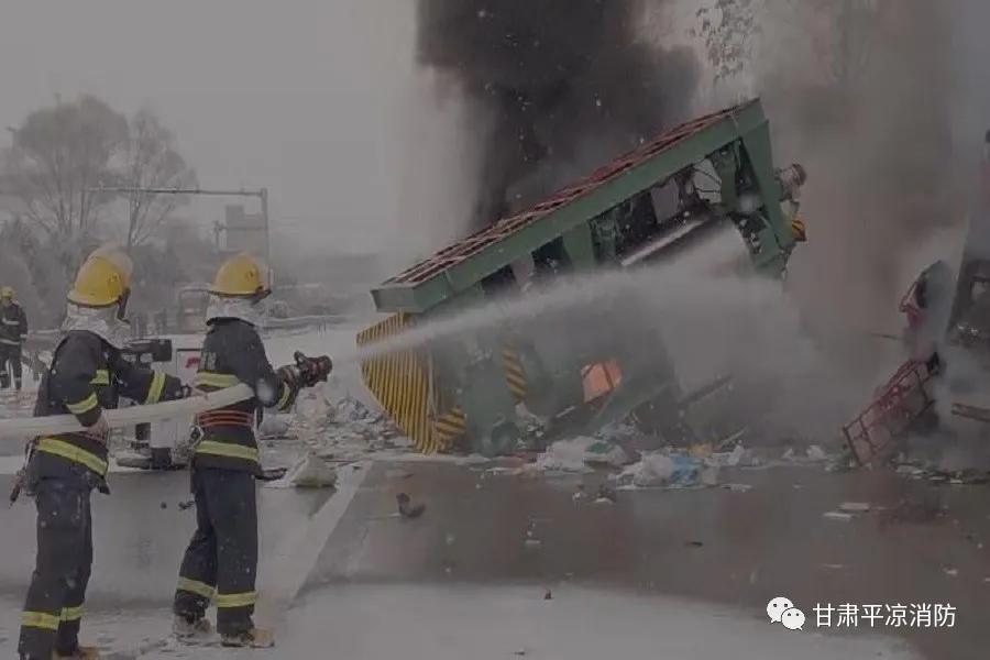 高速发生车祸应急通道堵塞,消防员冒雪奔跑两公里救援