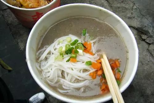 在武汉这个老城区，排队才能吃到传奇美食，物