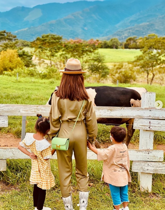周杰倫攜妻兒參加生日趴，昆凌抱著三歲羅密歐拍照，媽媽力爆棚