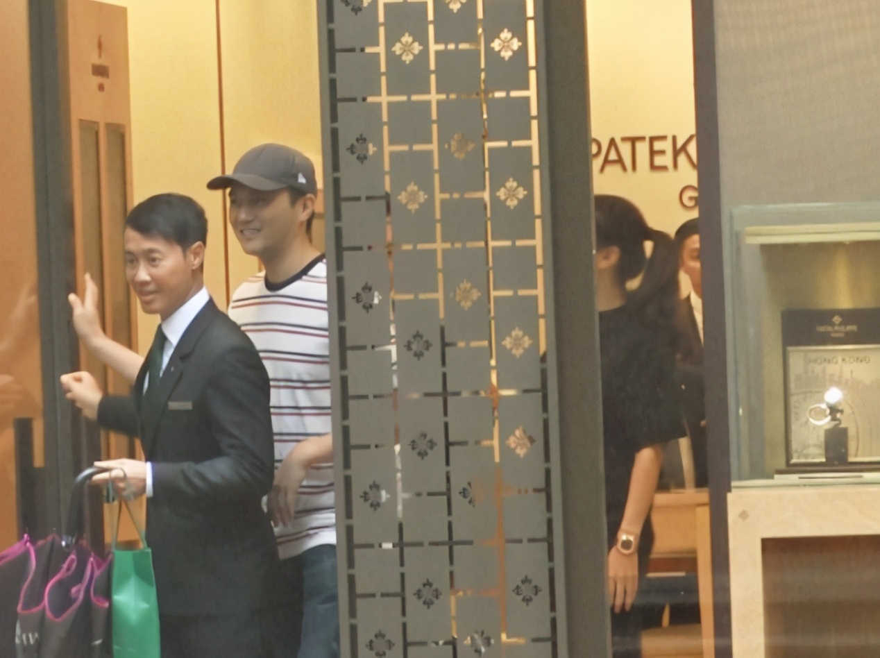 袁咏仪让儿子陪逛街，魔童身高赶上妈妈还模仿张智霖全程伺候靓靓