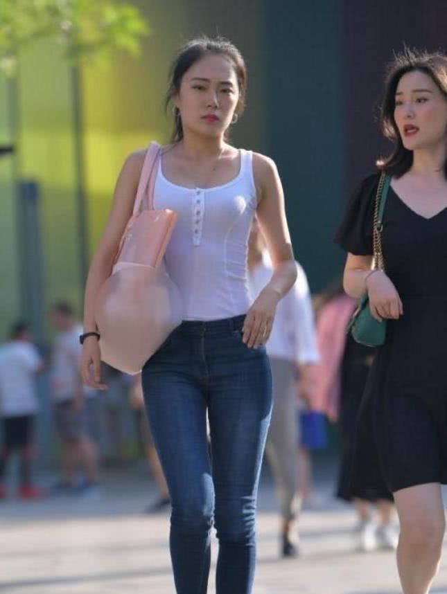 紧身白色挂脖衣，更显可爱迷人