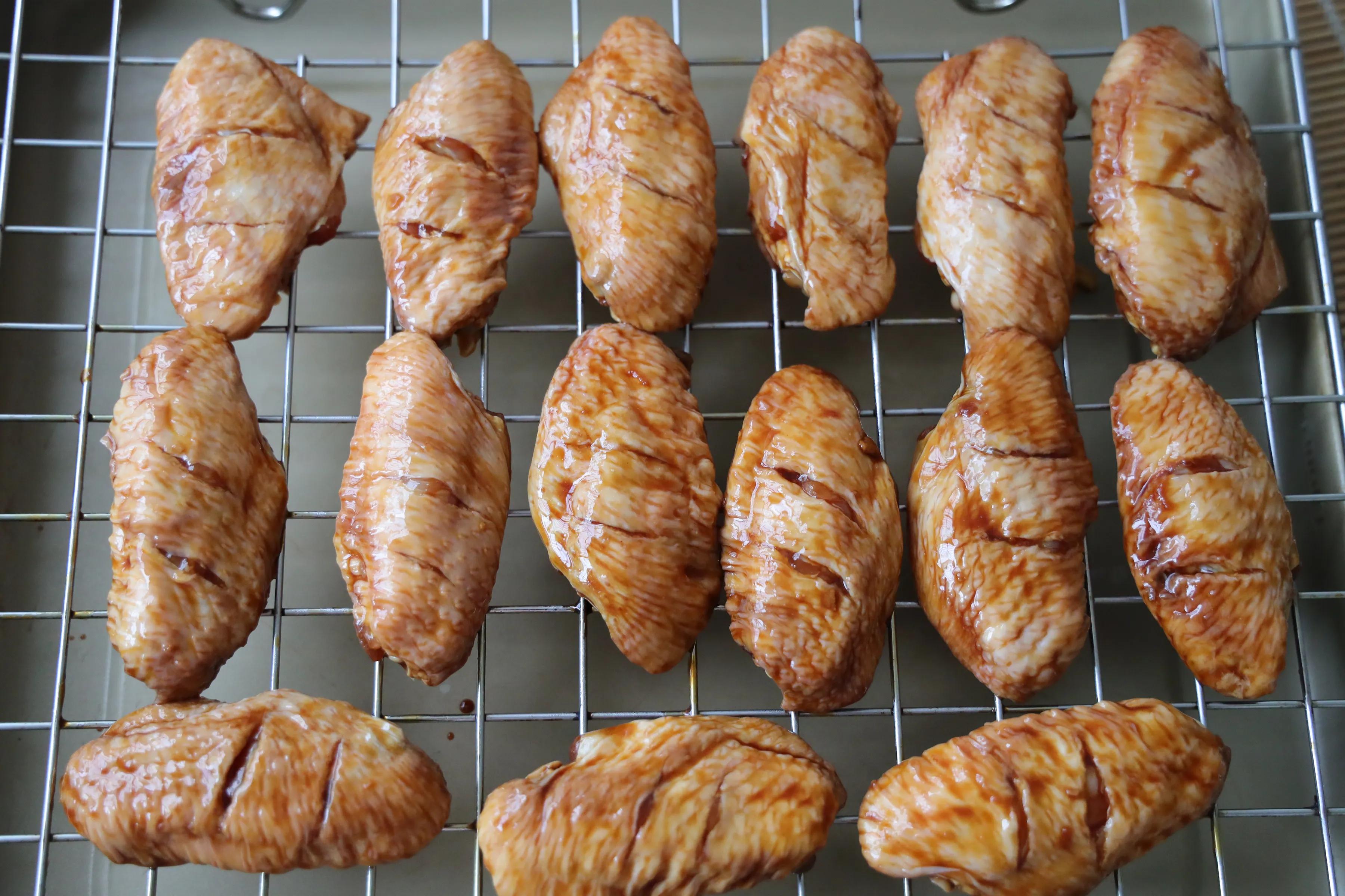 秋天，一定要试试鸡翅这吃法，比可乐鸡翅好吃更健康，孩子吃嗨了