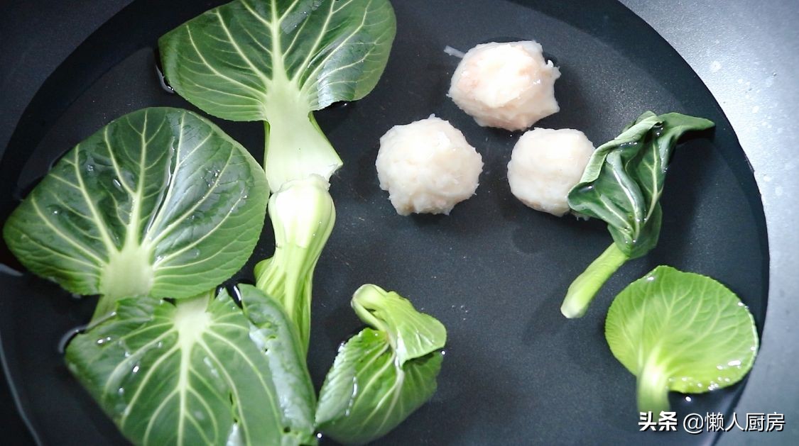 雞脯肉做丸子吃著太柴，加點白蘿蔔和它，丸子軟嫩，下鍋不容易散