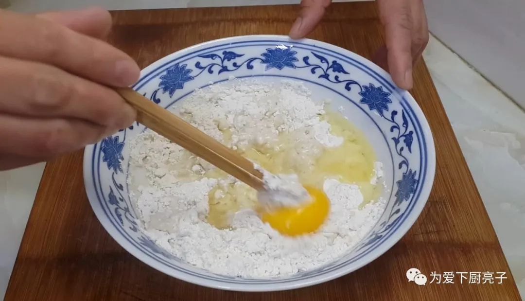 最近这蕉叶做法火了，锅里一炸，比面包馒头好吃，学会都能开店了