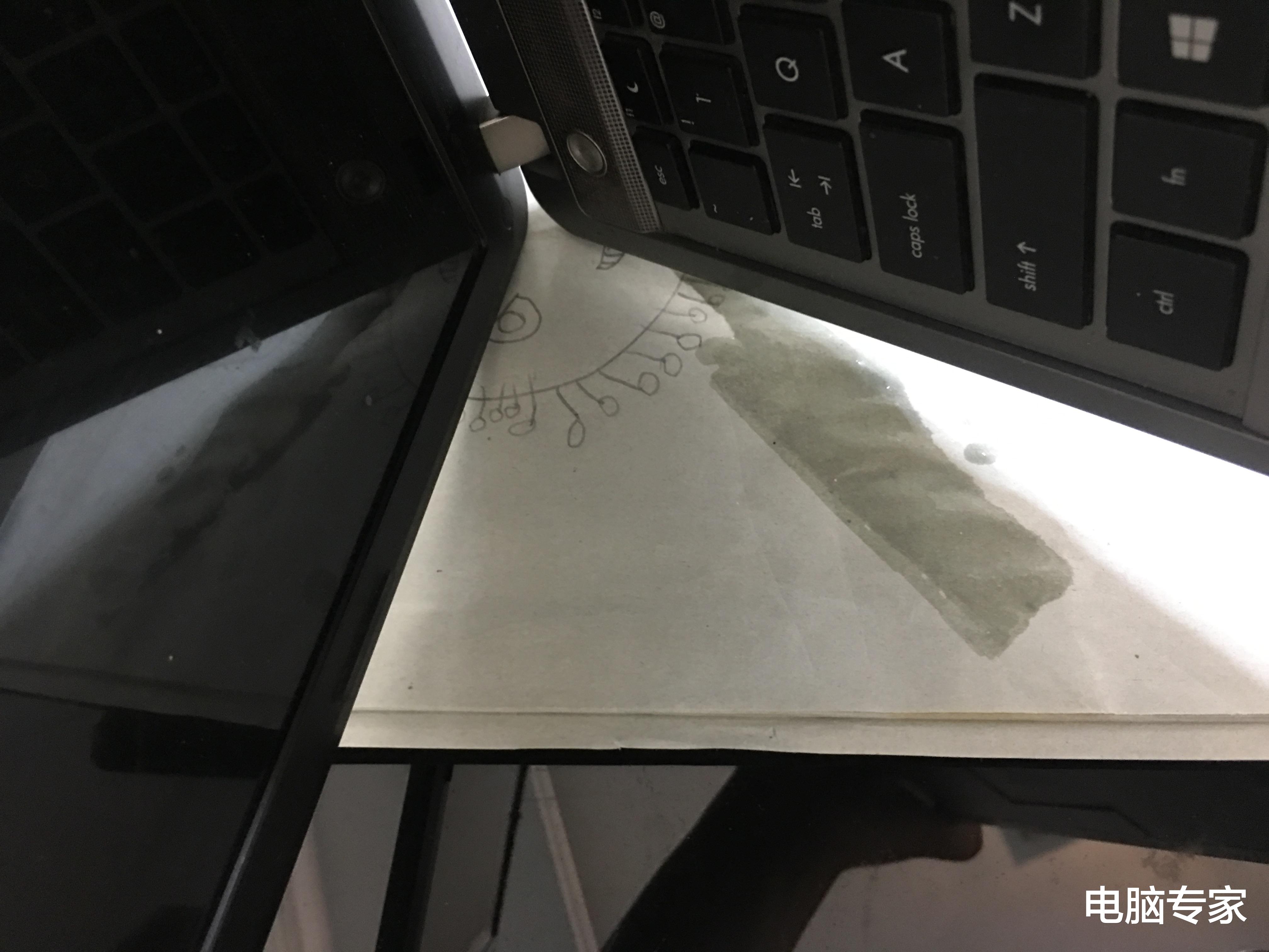 电脑店老板的孩子把一杯水倒进客户的电脑，店