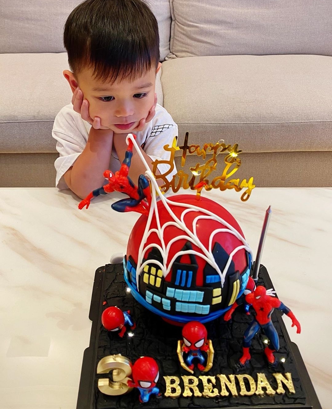 胡杏兒老公曬與兒子碼頭玩耍照，奕霆徒手“摘”夕陽，創意又溫情