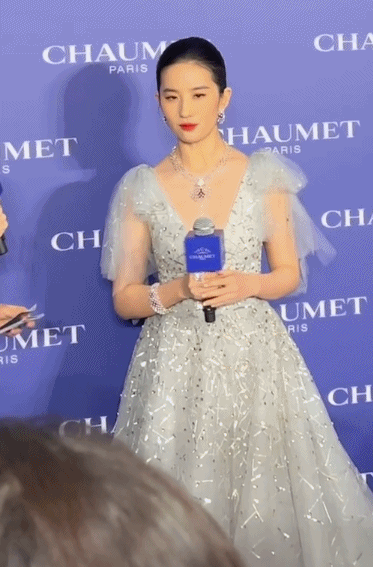 朋友圈的刘亦菲，头骨优越面部饱满流畅，范冰