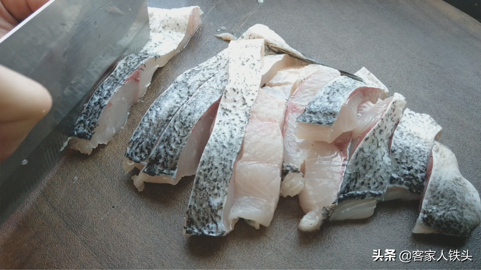 油豆腐加1块鱼腩，教你一个懒人又好吃做法，嫩滑味美没一点腥味