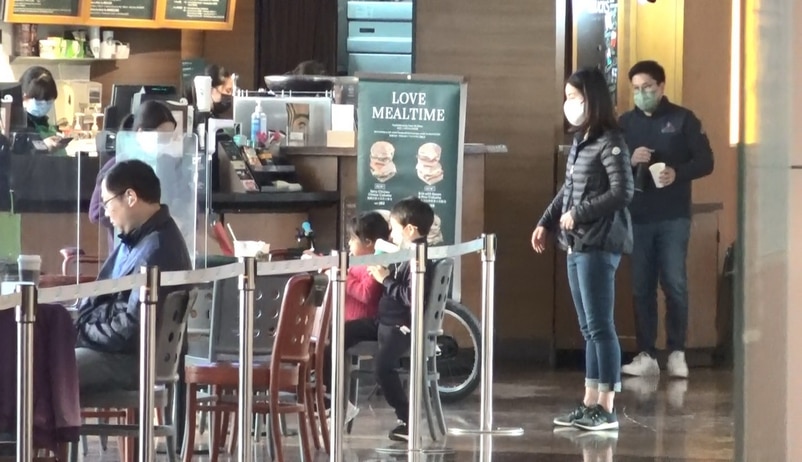 霍啟剛一家五口出遊，郭晶晶提三部滑板車，媽媽力Max