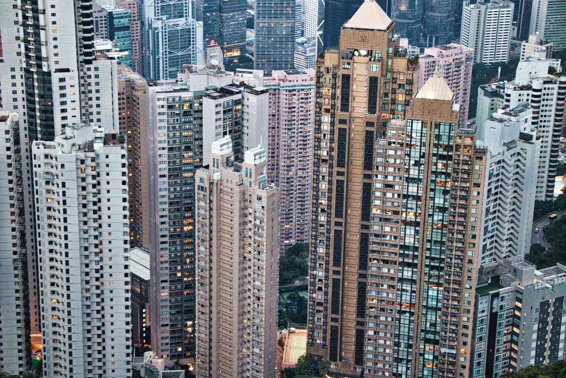 面对2021年的楼市，手里有30万，是选择买房好还是存钱好？
