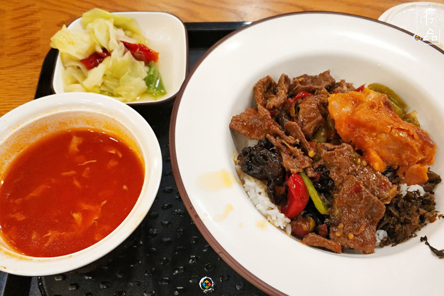 一直在涨价的乡村基，米线小菜饮料都能续，仍是重庆快餐良心品牌