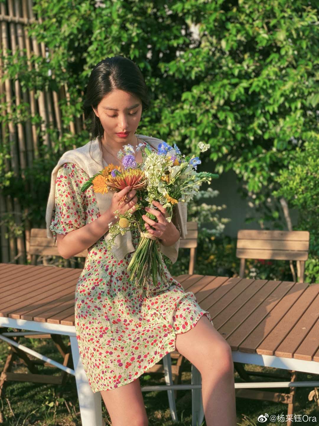 跟着明星学穿搭 | 法式复古派女士杨采钰