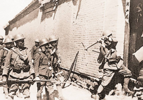 日军搜村闯入大院，老者破口大骂，为何日军官不怒反倒落荒而逃？