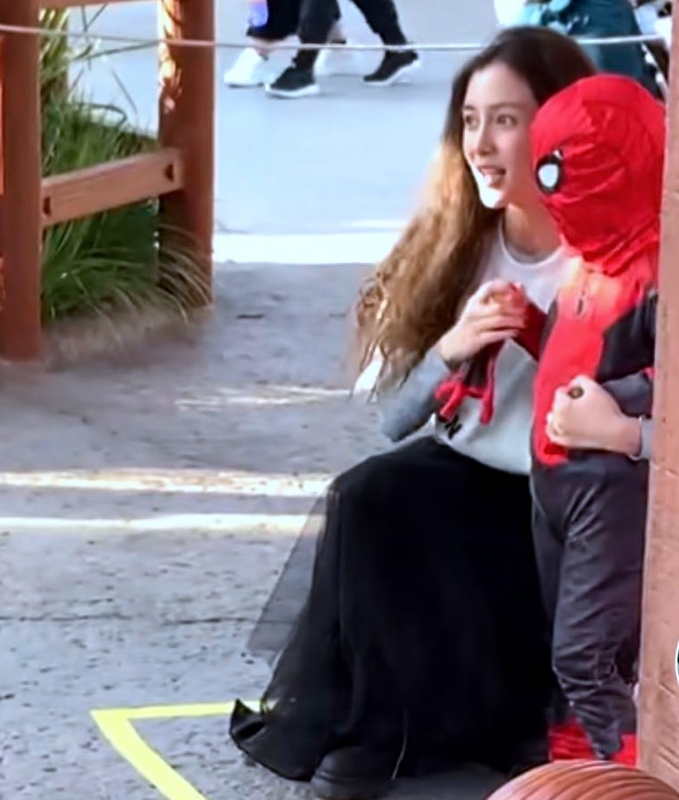 baby母子遊迪士尼，小海綿穿蜘蛛俠皮衣，發現被拍忙遮臉