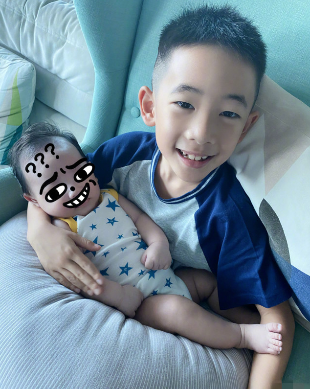 應采兒曬照感慨兒子長大，小小春睡姿花樣百出，小床快裝不下長腿