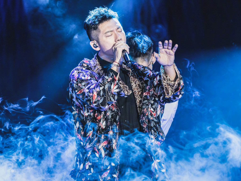 《歌手》冠军难预料，谁拿奖杯都怕“被喷”，