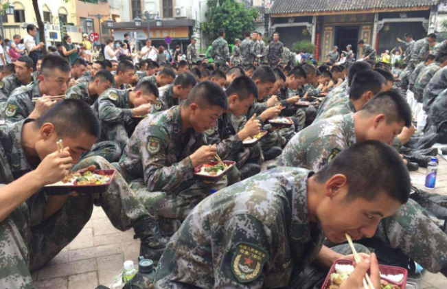 中国军人吃饭速度有多快？看完就知道他们有多