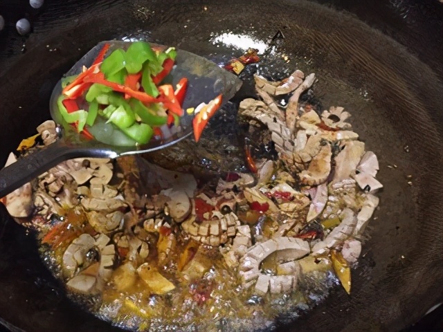 The most important part of stir-fried kidney scallops is here, the superb technology of removing the fishy and fragrant, can not stop drooling