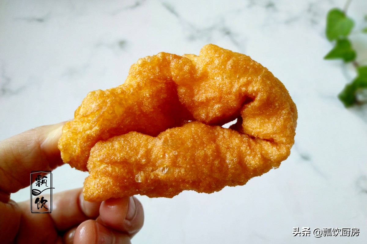 做油条新方法，外酥里软鼓大泡，告别干硬，软的弯腰，凉了都不硬