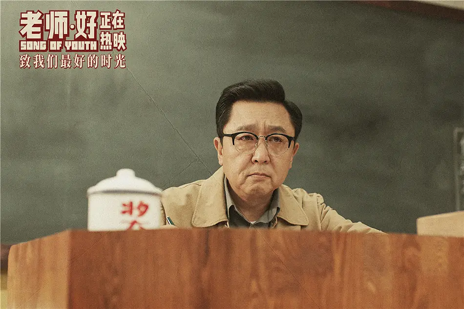 65岁农村老教师去世，城里却来了十几辆豪车送葬，村民哭了！