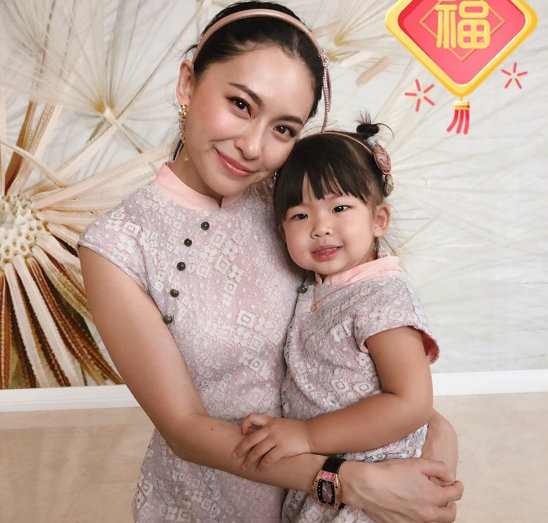 向佐前任黄婉佩二婚嫁富商,现在生活状况怎样昵