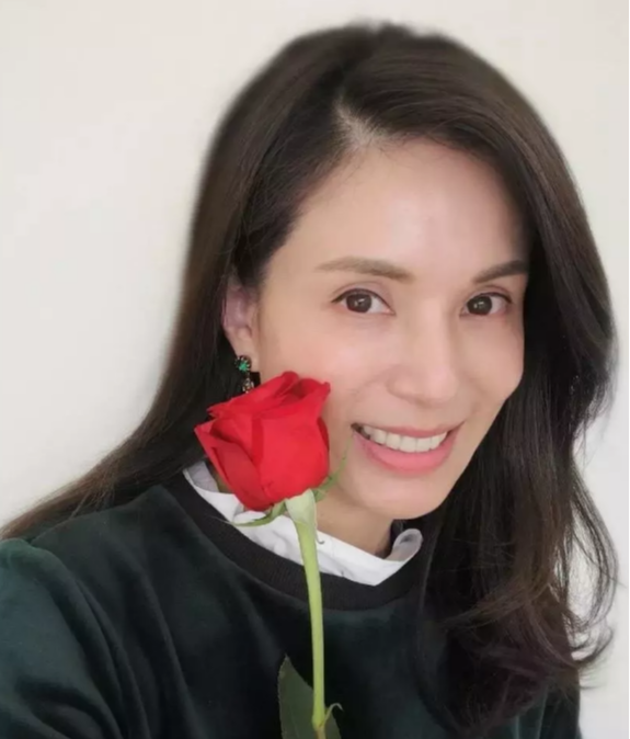 李若彤晒出自己的照片，网友看到后大呼：这不是一般能驾驭的