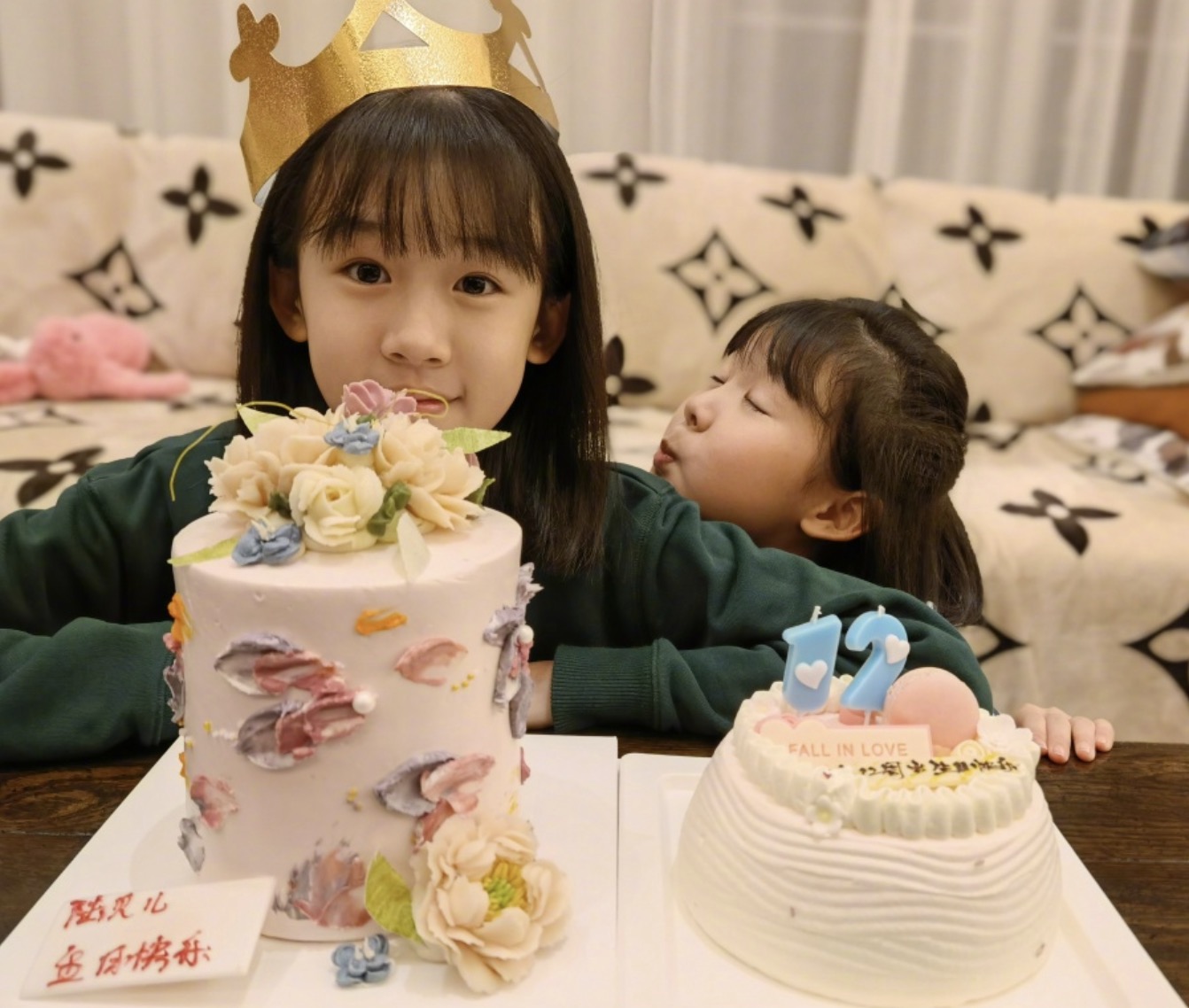 陸毅為12歲女兒慶生，貝兒蛋糕前許願，恬靜美好高顏值堪比校花