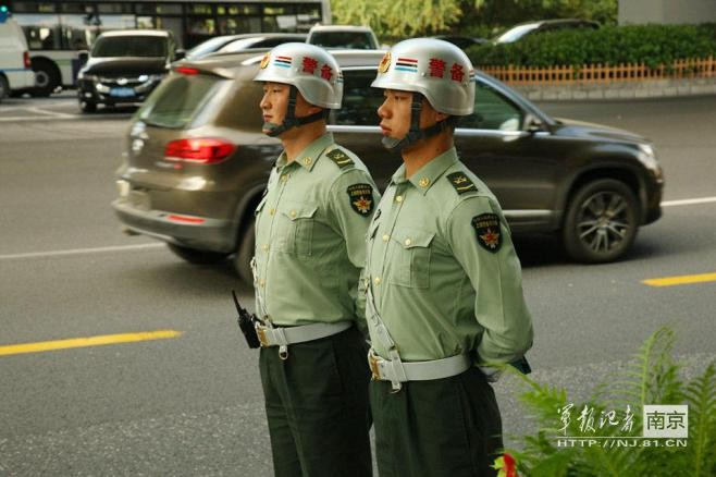 上海警备区警卫纠察走上街头严执法我军的警备区一般为军级或师级