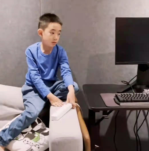 應采兒霸氣寵娃！ 花5萬配頂級電腦，Jasper手舞足蹈超開心