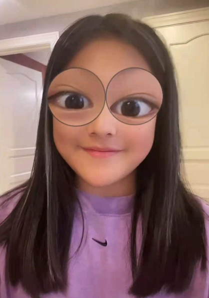 11岁王诗龄近照太美！挑染灰发气质成熟，戴定制款手链豪宅内玩狗