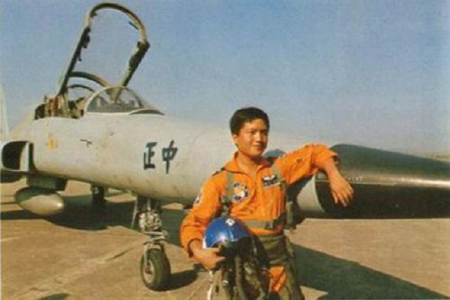 黄植诚驾百万战机回归大陆，受邓小平亲切接见