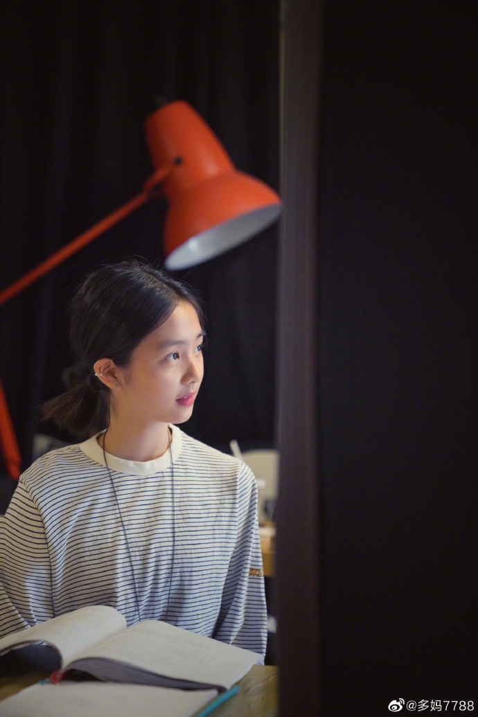 孫莉曬多多和何炅排練話劇，15歲多多氣質靈動，身材曲線愈發明顯