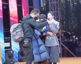 張韶涵露天商演致交通癱瘓，歌唱一半被強行拉走，向觀眾鞠躬道歉