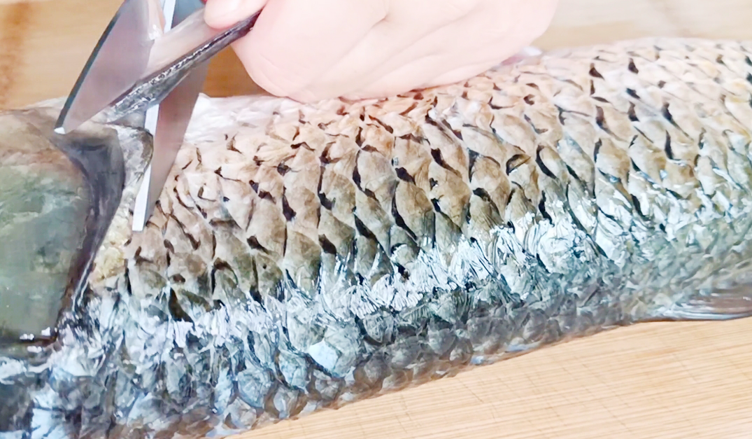 When the weather turns cold, eat more fish, not deep-fried or boiled, the method is simple and warms the stomach, the family is rushing to eat