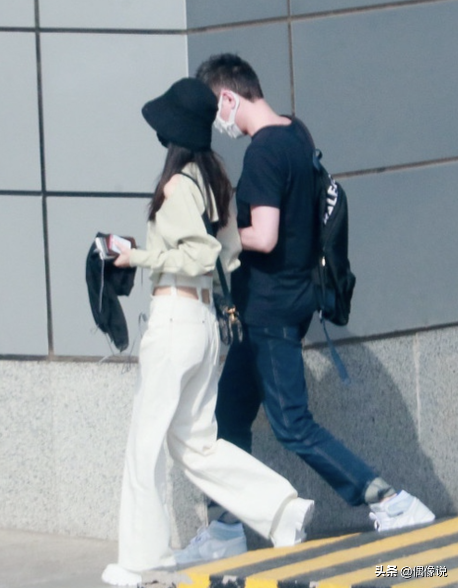 夫妻双人机场来了！冯绍峰等赵丽颖下车，夫妻