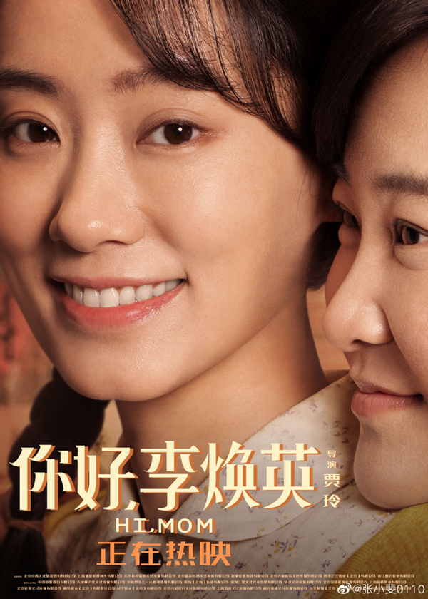 张小斐现身被簇拥！全身行头上万筷子腿抢镜，和男助理说笑似情侣