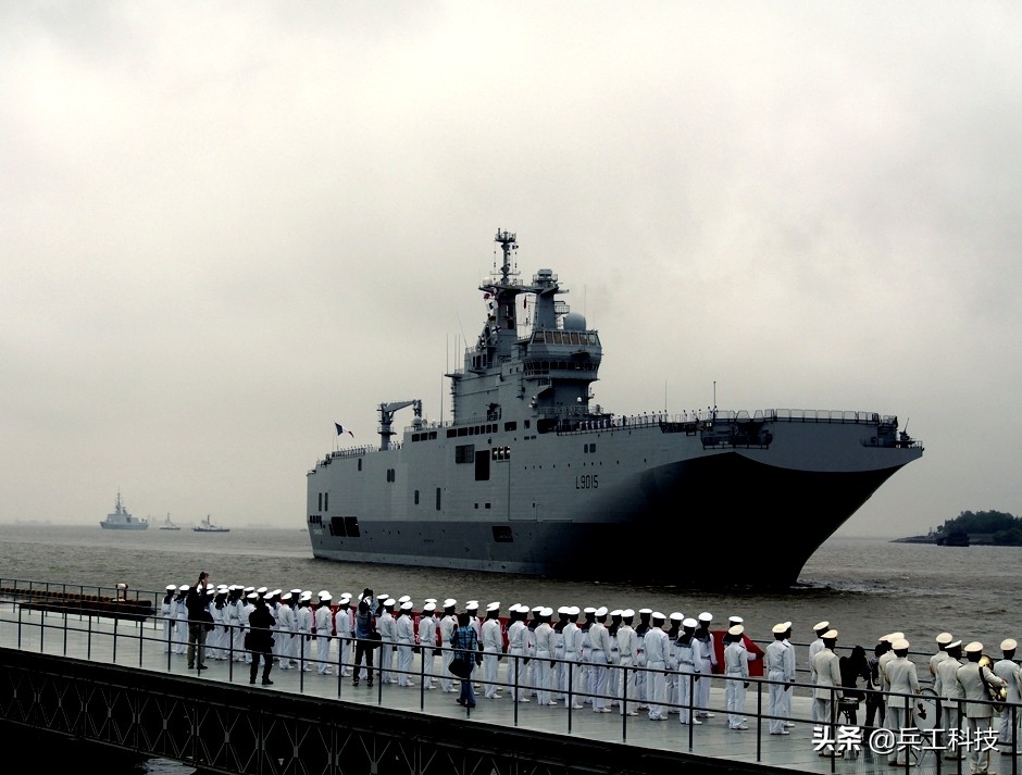 我国当年被认为要引进“西北风”级两栖攻击舰，结果转身就造了更强的075