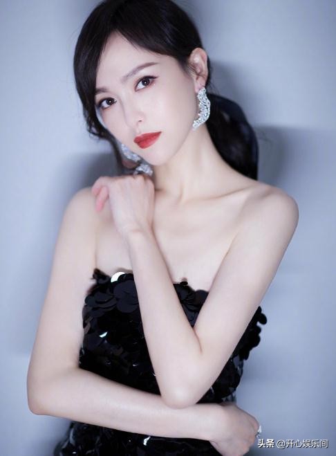 摄影师与粉丝闹翻后，唐嫣首次作出回应，发文晒照心情不受影响