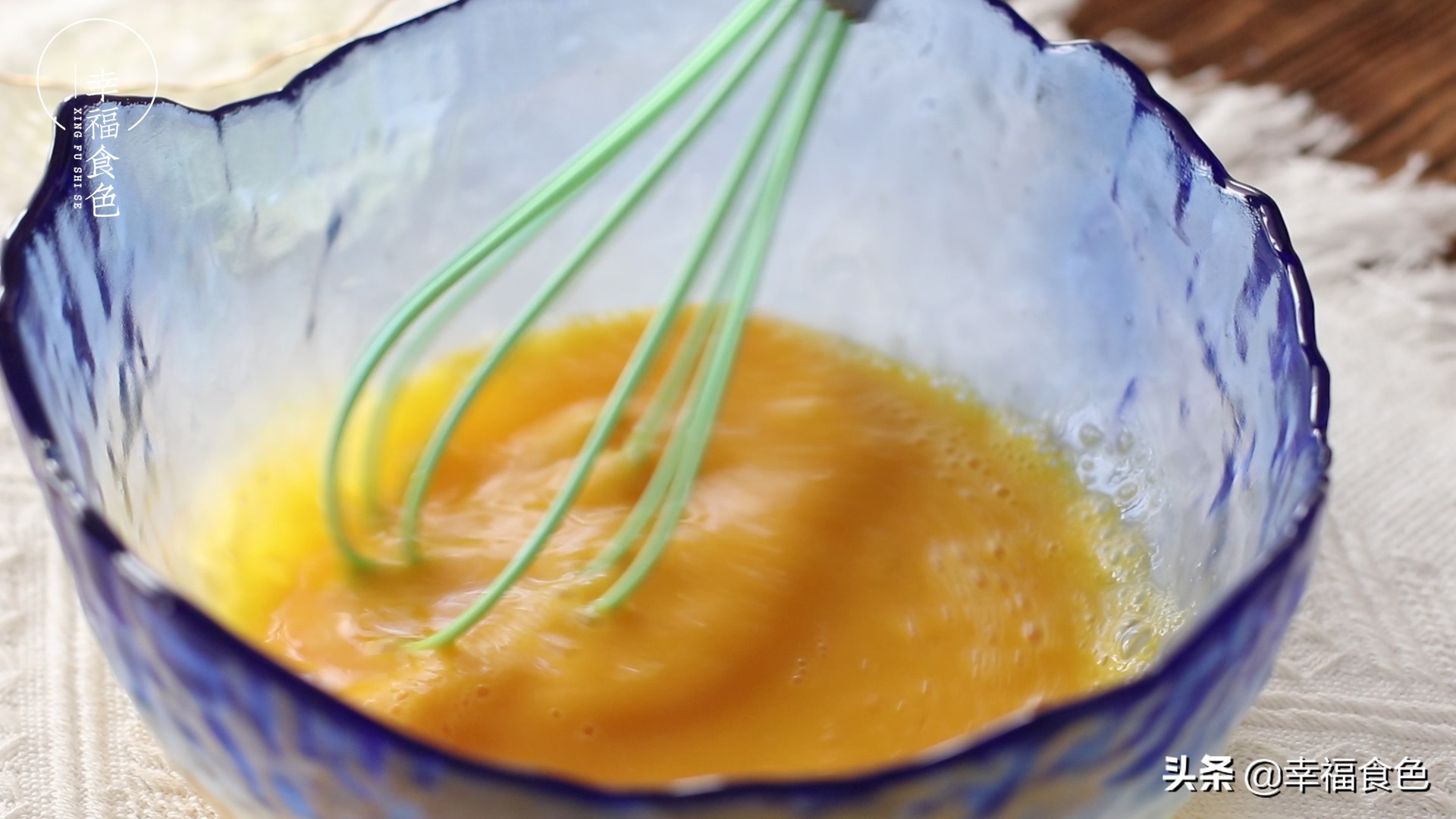 喝不完的牛奶烤一烤，甜嫩香滑的焦糖布丁就好了，孩子抢着吃