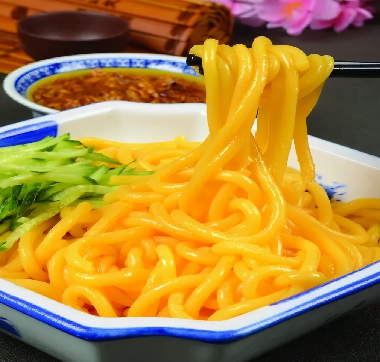 经当地警方调查,该"酸汤子"食材为该家庭成员自制